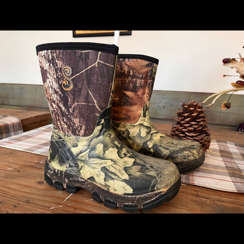 Womens Mossy Oak Outdoor boots. Waterproof. Excellent condition.